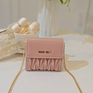 [국내배송] 미우미우 MIUMIU 나파레더 체인 카드동전지갑 핑크